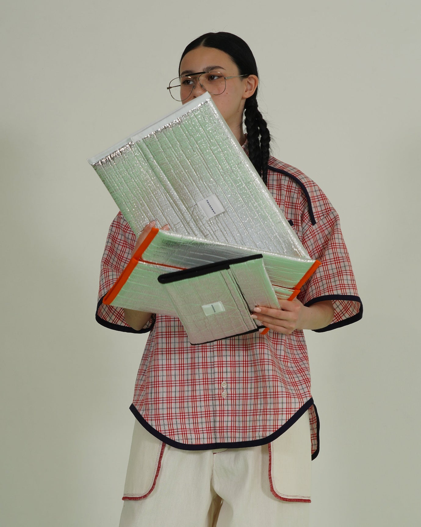 LAPTOP & TABLET CASESを持つモデルが登場。シンプルで実用的なデザインが魅力。