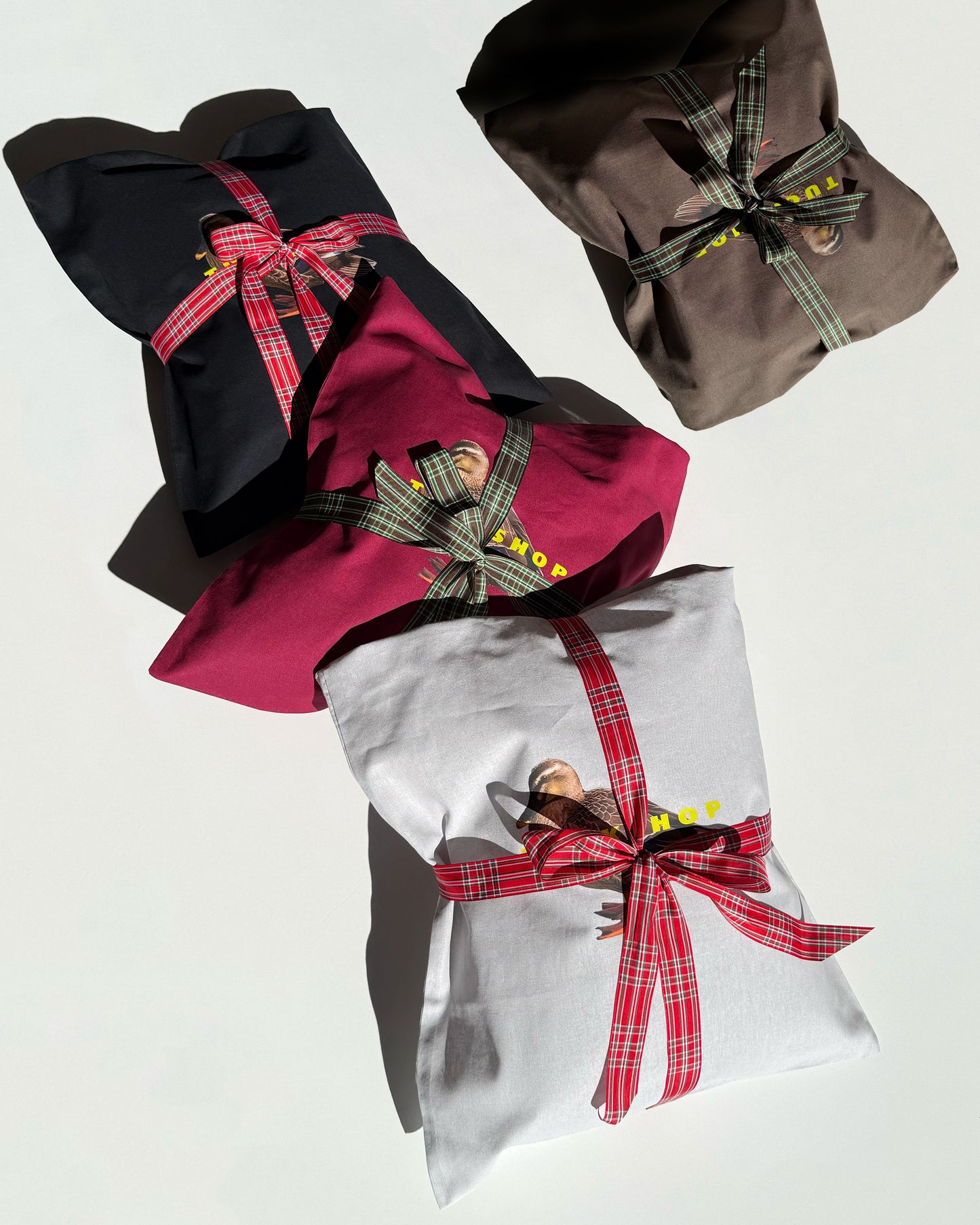GIFT WRAPPING HOLIDAY DUCK WRAP TOTE