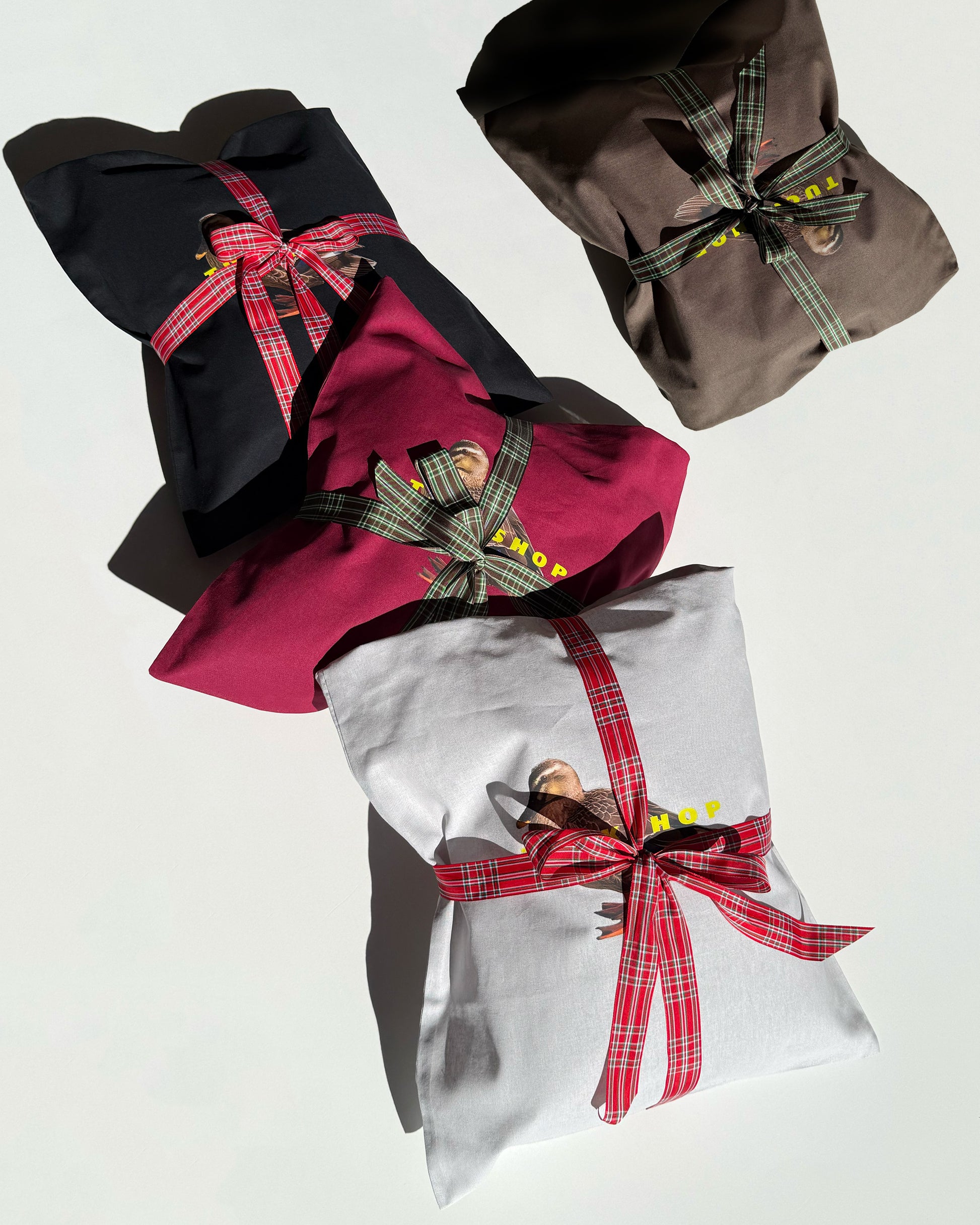 GIFT WRAPPING HOLIDAY DUCK WRAP TOTE