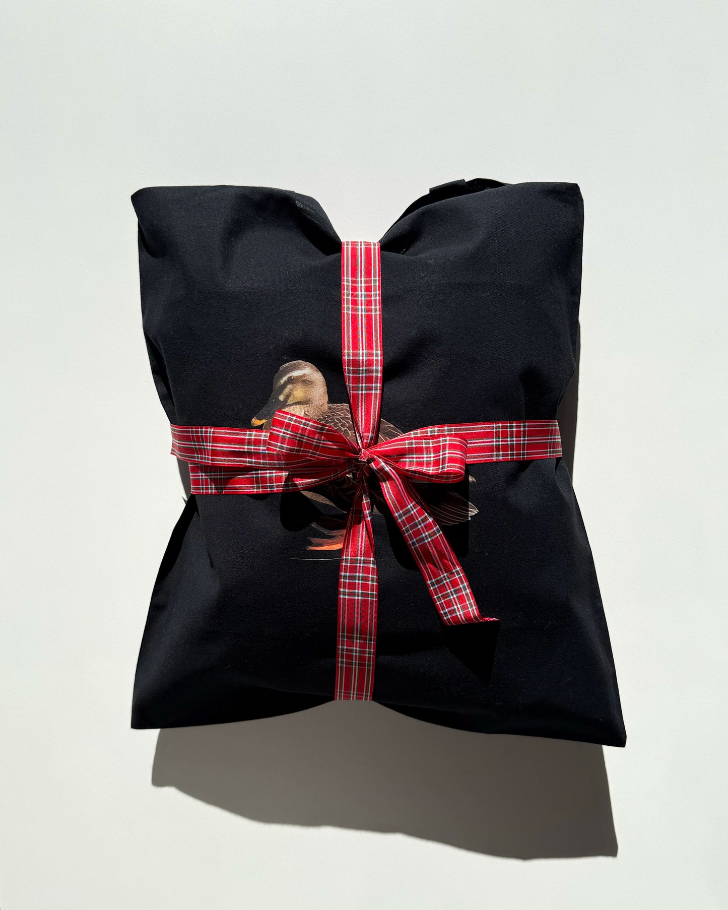 GIFT WRAPPING HOLIDAY DUCK WRAP TOTE black