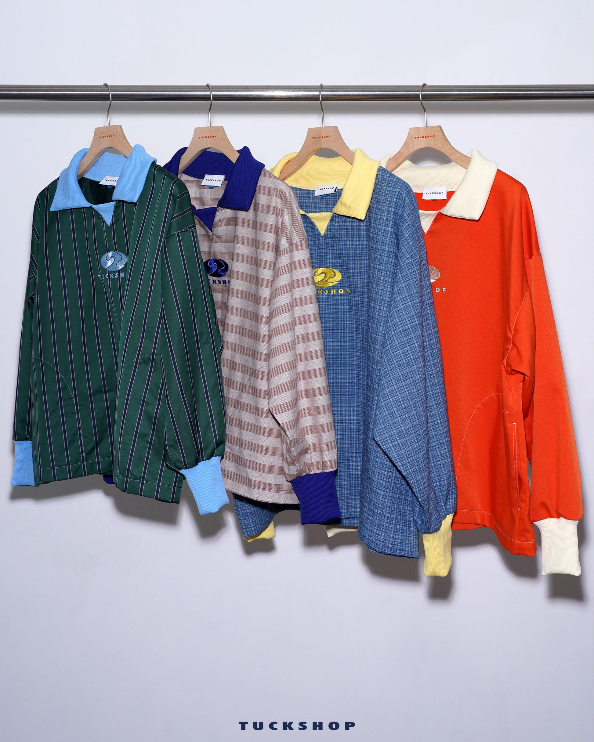 FOOTBALL POLO PULLOVERのカラフルなプルオーバーシャツがハンガーに並ぶ様子