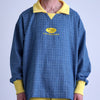 FOOTBALL POLO PULLOVERを着用した男性モデル、青チェック柄で襟はイエロー、ロゴ刺繍入り