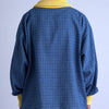 FOOTBALL POLO PULLOVERの後ろ姿、チェック柄とイエローの襟が特徴的なデザインの衣服。