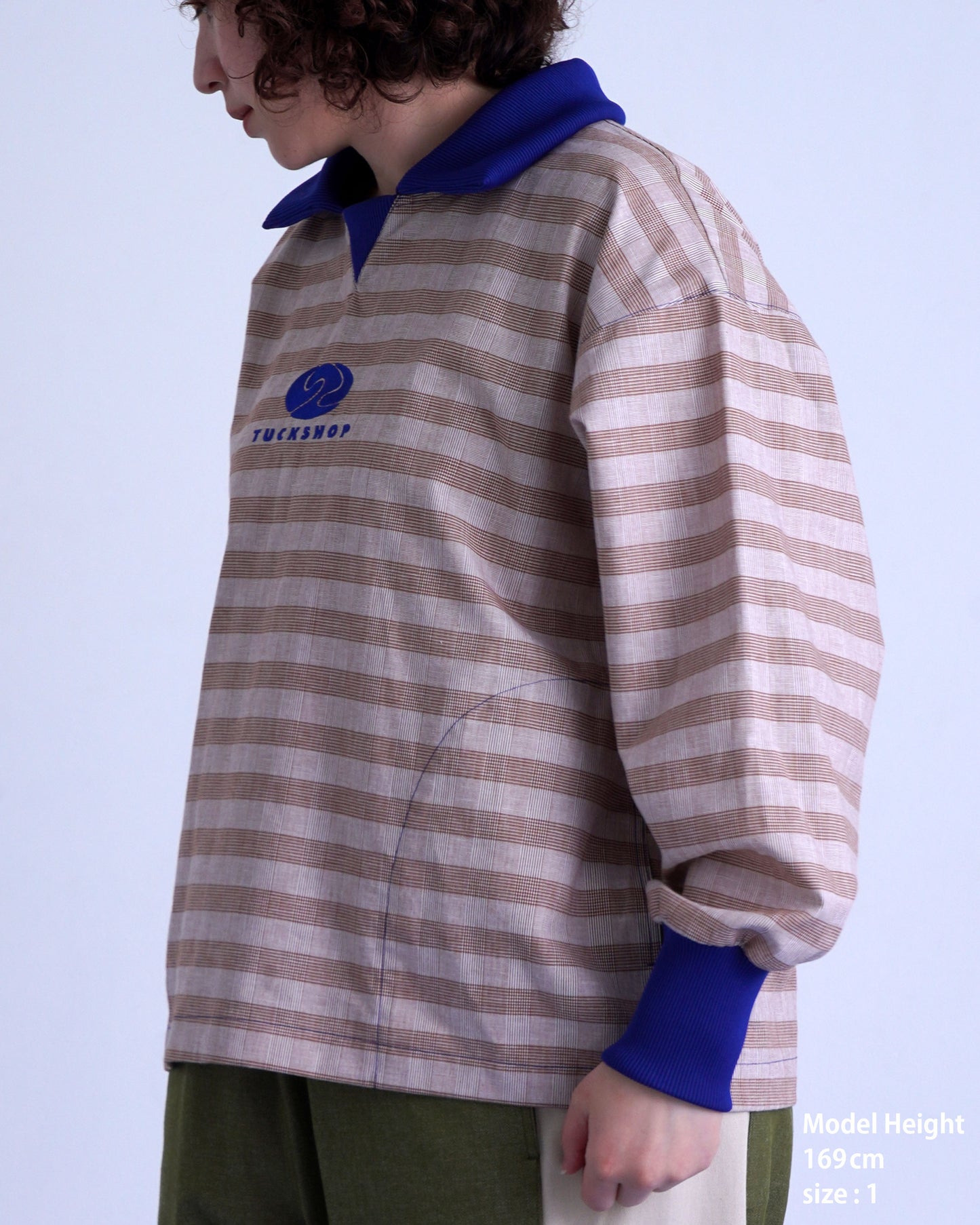 FOOTBALL POLO PULLOVERのストライプデザインのサイドビュー、青い襟と刺繍ロゴが特徴のプルオーバー