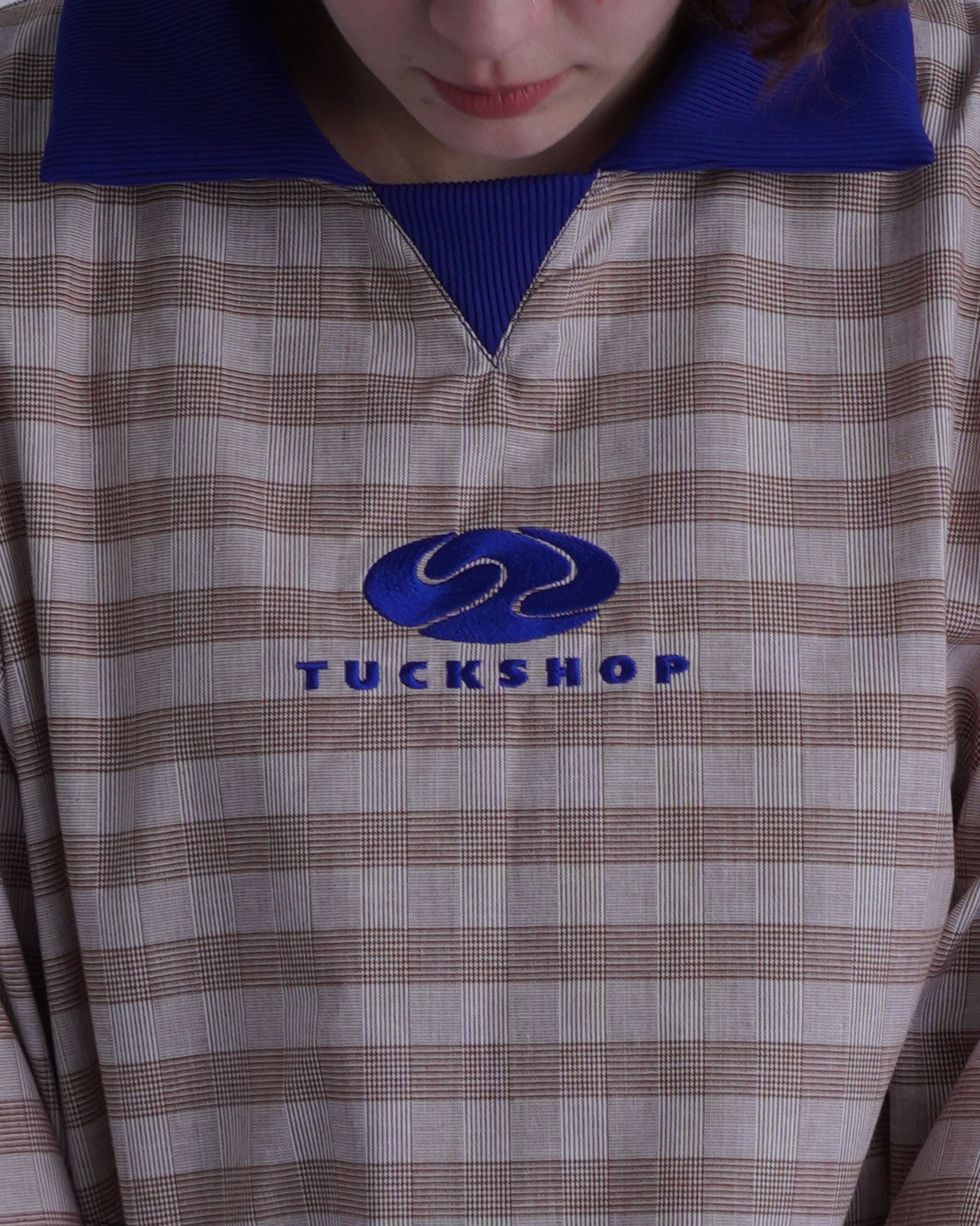 FOOTBALL POLO PULLOVERのロゴ刺繍とスプレッドカラーが特徴のシャツ