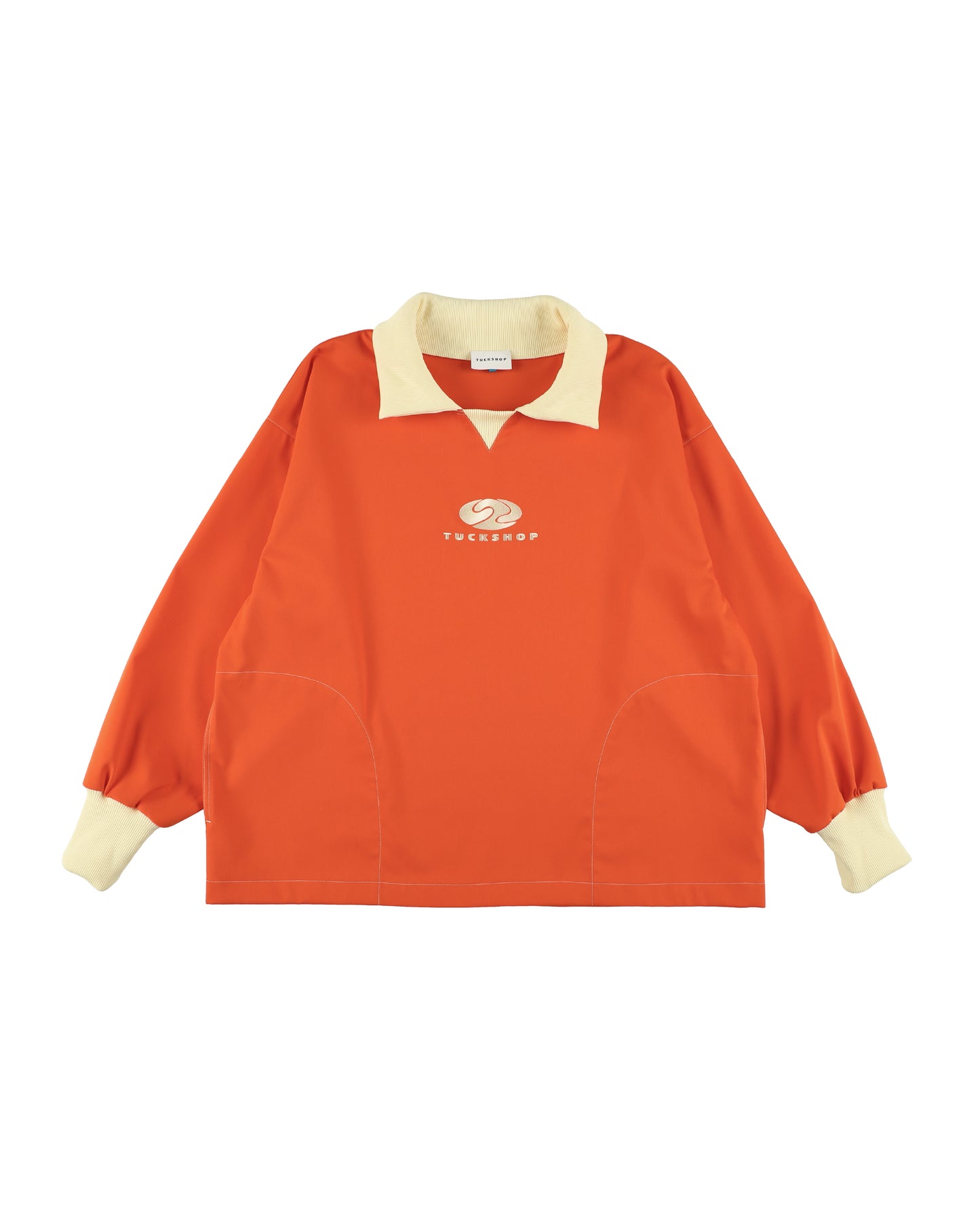 FOOTBALL POLO PULLOVERのオレンジ色でクリーム色の襟付きプルオーバー，胸にロゴ刺繍付き。