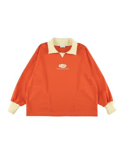 FOOTBALL POLO PULLOVERのオレンジ色でクリーム色の襟付きプルオーバー，胸にロゴ刺繍付き。
