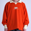 FOOTBALL POLO PULLOVERのオレンジ色プルオーバー、襟付きデザインとロゴ刺繍、モデル身長174cmでサイズ2。