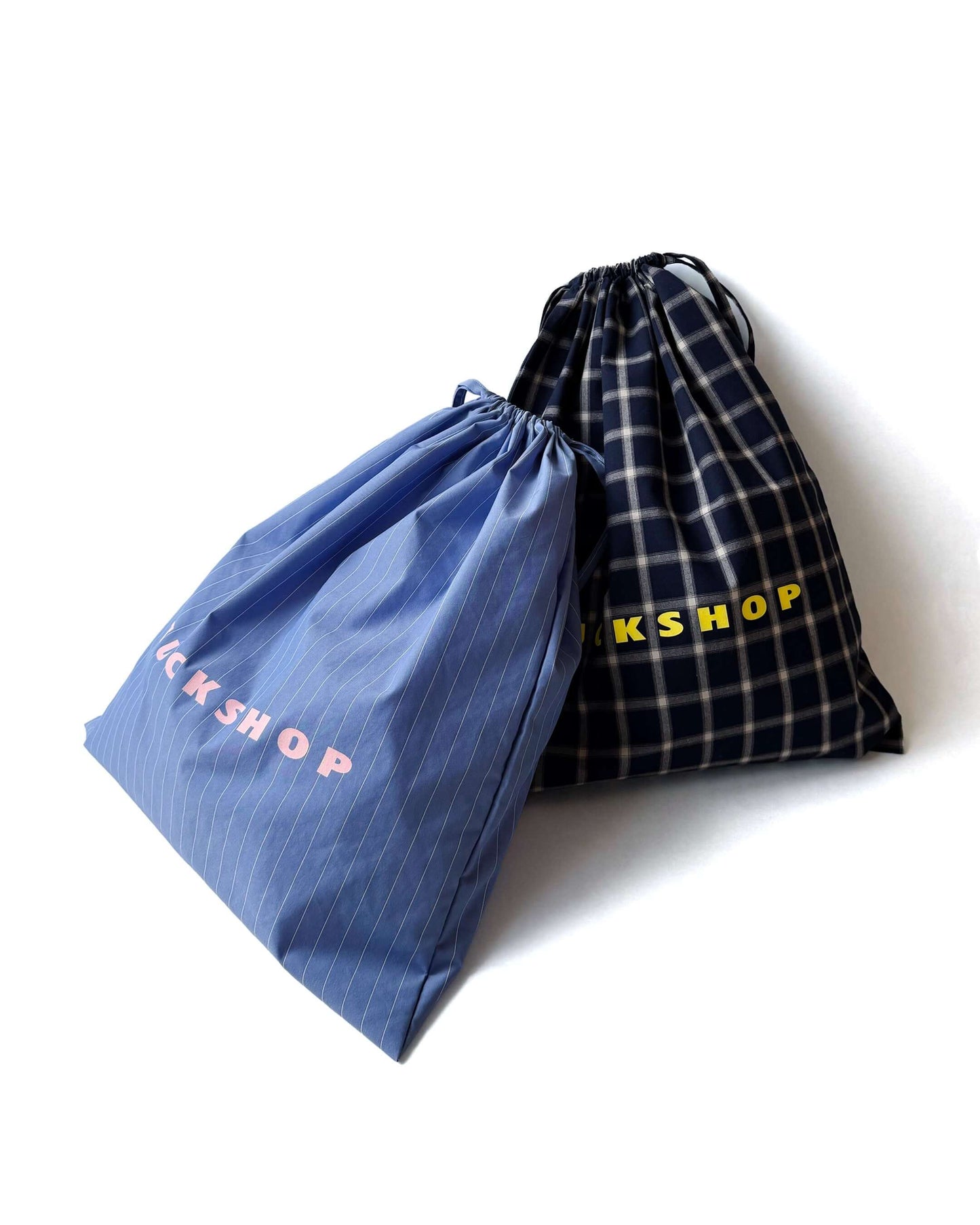 GIFT BAGのストライプとチェック柄のコットン巾着バッグ2つ、TUCKSHOPロゴ入り