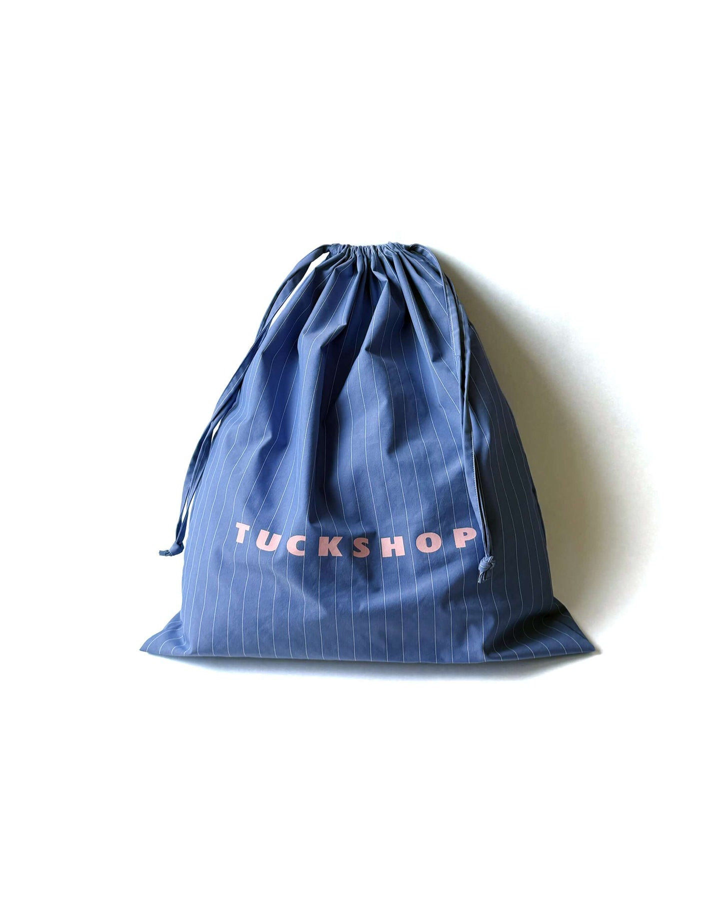 TUCKSHOPのGIFT BAG、コットン製のドローストリング巾着バッグ、ストライプデザイン。