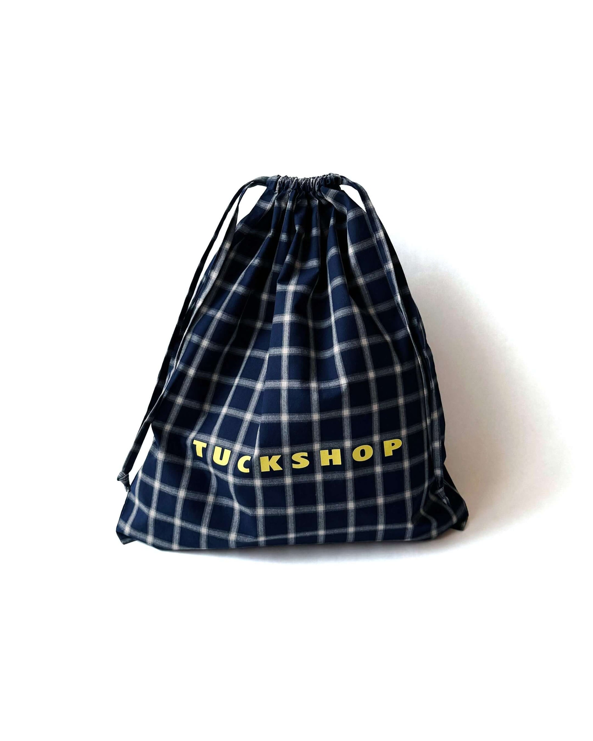 GIFT BAGのTUCKSHOPコットン巾着バッグ、チェック柄でドローストリング仕様のデザイン。