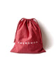 TUCKSHOPのGIFT BAG、コットン製の赤い巾着バッグ、ドローストリング仕様。