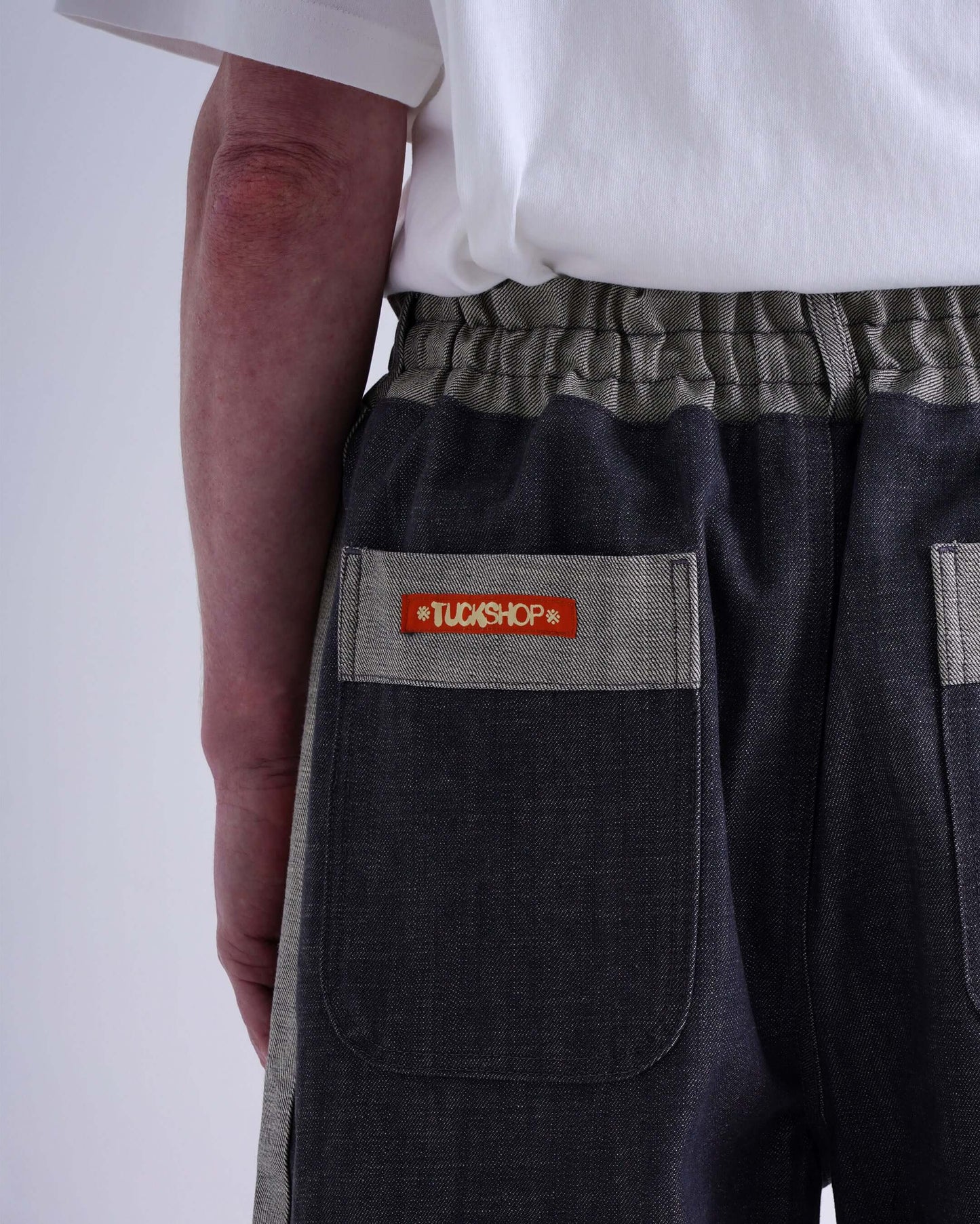 HARDWOOD SHORTS / charcoal
