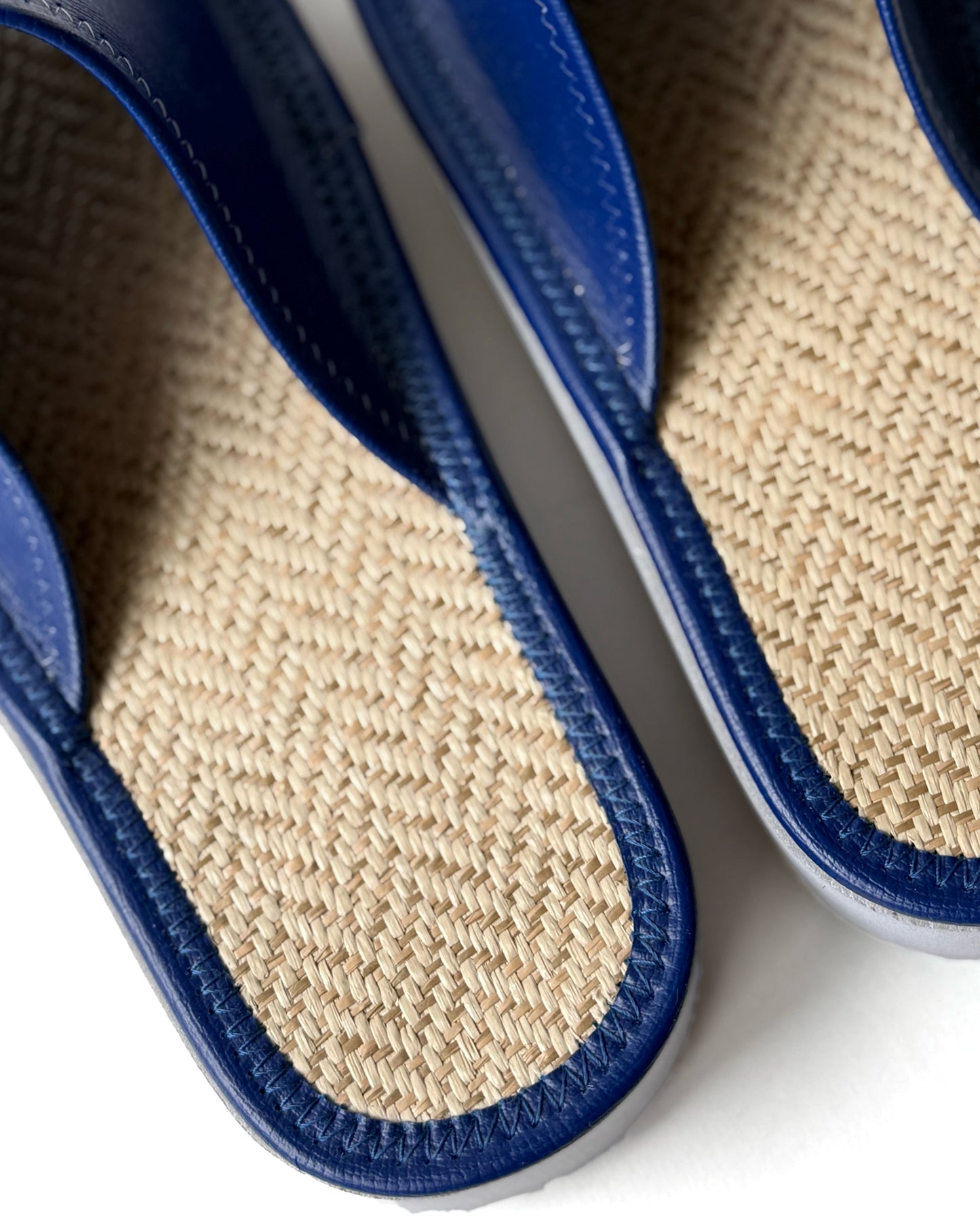 WOVEN SLIDES / royal blue