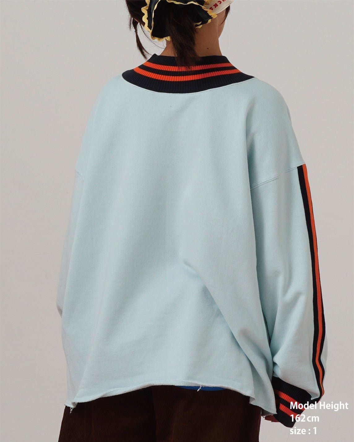 V - NECK SWEATSHIRT - TUCKSHOP
